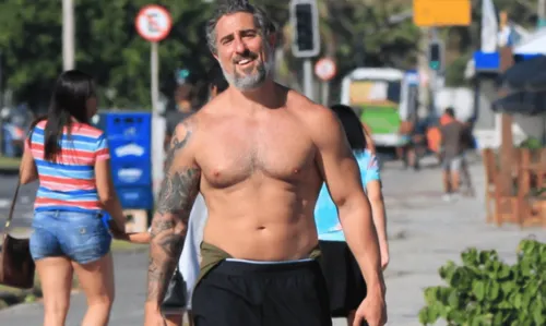 
				
					Sem camisa, Marcos Mion ostenta corpo sarado em caminhada na Barra da Tijuca
				
				