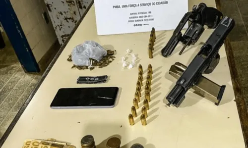 
				
					Polícia apreende armas, dinheiro e drogas em Boipeba, na Bahia
				
				