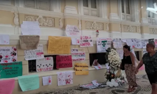 
				
					Familiares de garota morta durante assalto em Salvador penduram cartazes no local do crime e protestam
				
				