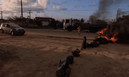 
				
					Moradores de Cacha Pregos protestam e fecham trecho da BA-001, na Ilha de Itaparica
				
				