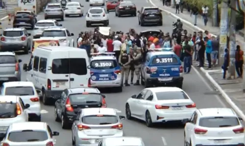 
				
					Motoristas por aplicativo fazem protesto na Avenida Tancredo Neves e trânsito fica congestionado
				
				