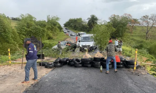 
				
					Manifestantes fecham trecho da BA-522 e pedem reforma em rodovia
				
				