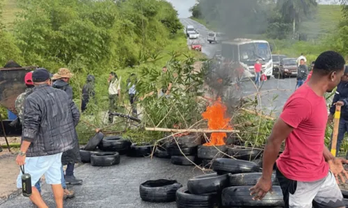 
				
					Manifestantes fecham trecho da BA-522 e pedem reforma em rodovia
				
				