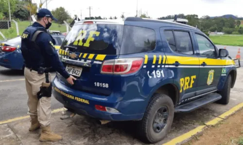 
				
					Suspeito de tráfico de drogas é preso durante fiscalização na BR 407, na BA
				
				