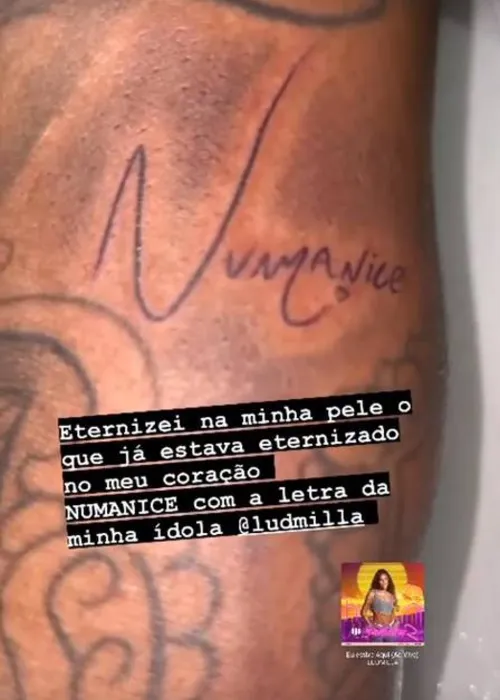 
				
					Mãe de Ludmilla faz surpresa para a cantora e tatua o nome de disco no braço: 'Tô chocada'
				
				
