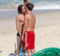 
                  Jesuíta Barbosa dá beijão em boy misterioso na praia do Leblon no RJ