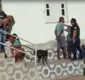 
                  Homem troca tiros com PMs, faz família refém por 4h e é preso na Bahia