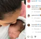 
                  Tays Reis posa com filha recém-nascida após passar por cirurgia de emergência