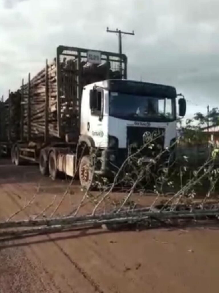 MORADORES FECHAM A BR-251 EM PROTESTO ÀS MÁS CONDIÇÕES DA ESTRADA - O  Tabuleiro