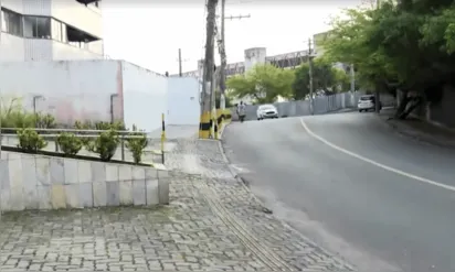 
		Motociclista reage durante assalto e atira contra suspeitos no bairro do Costa Azul, em Salvador