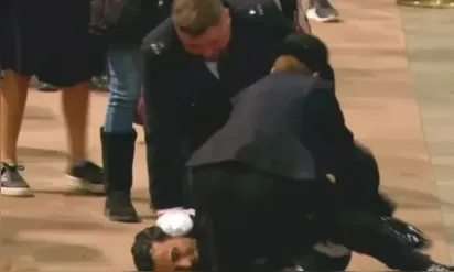 
		Homem é detido após tocar o caixão da rainha Elizabeth II