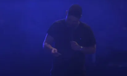 
		Fã joga CNH no palco do Salvador Fest 2022 durante show de Jorge e Mateus e surpreende: 'Jorge Mateus o nome dele'