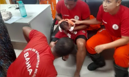 
		Recém-nascida engasgada com leite é socorrida por bombeiros após pais pedirem ajuda em Salvador