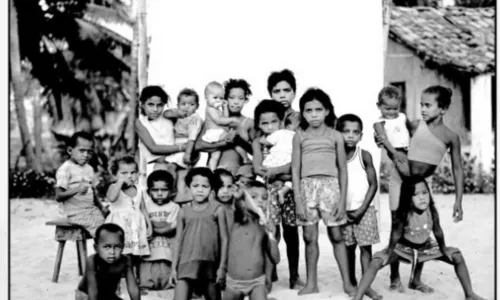 
				
					Exposição fotográfica gratuita resgata passado de moradores da Vila de Santo Antônio, na Bahia
				
				
