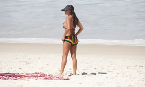 
				
					Deborah Secco ostenta corpão em dia de folga na praia; veja fotos
				
				