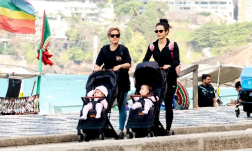 
				
					Nanda Costa e Lan Lanh passeiam com filhas gêmeas na orla do Rio de Janeiro; veja fotos
				
				