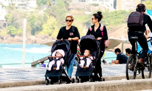 
				
					Nanda Costa e Lan Lanh passeiam com filhas gêmeas na orla do Rio de Janeiro; veja fotos
				
				