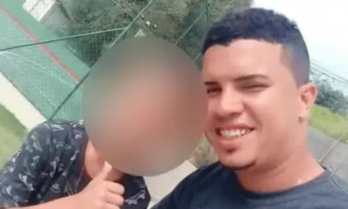
				
					Entregador é morto a tiros por entrar em 'rua errada' no bairro Iapi, em Salvador
				
				