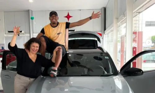 
				
					Ex-BBB Paulo André emociona web ao presentear mãe com carro do reality show: 'Me manteve firme'
				
				