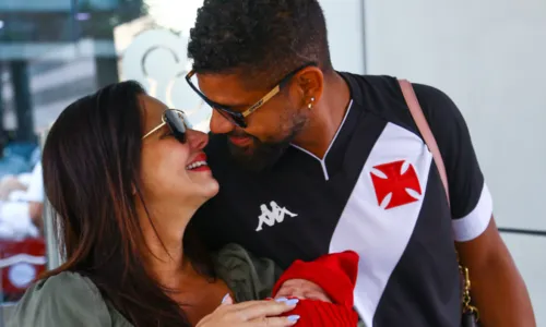 
				
					Emocionada, Viviane Araújo deixa maternidade com filho recém-nascido e marido; veja fotos
				
				