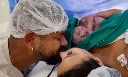 
				
					Viviane Araújo se emociona ao mostrar filho recém-nascido pela primeira vez: 'Cheguei'
				
				