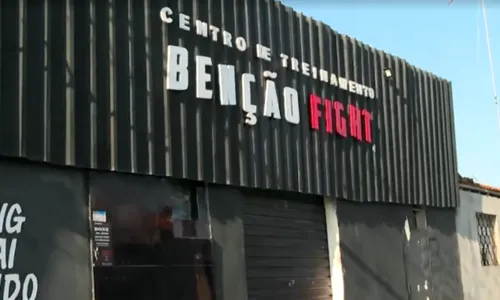 
				
					Professor de Boxe é assassinado a tiros dentro de academia na Região Metropolitana de Salvador
				
				
