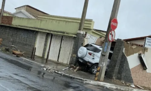 
				
					Motorista perde controle de carro, invade casa e é preso no sudoeste da Bahia
				
				