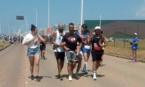 
				
					Competidor de maratona é apoiado por amigo por 10km após sentir dor nas pernas: 'sozinhos não somos ninguém'
				
				