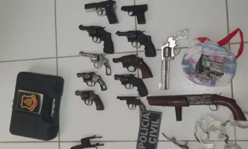 
				
					Operação prende duas pessoas e apreende 45 armas em Feira de Santana
				
				