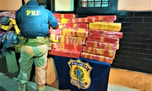 
				
					Suspeitos são presos com mais de 200kg de maconha em Brumado, sudoeste da Bahia
				
				