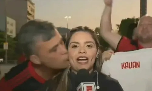 
				
					Repórter diz que torcedor do Flamengo a xingou e a beijou no ombro antes de aparecer no ar
				
				