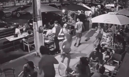 
				
					Clientes confundem turma de crossfit com arrastão e fogem de bar; veja vídeo
				
				