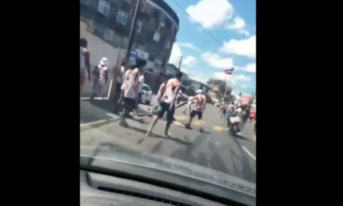 
				
					Suspeito de atropelar torcedores organizados do Bahia durante briga se apresenta à polícia
				
				