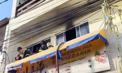 
				
					Homem fica ferido em incêndio provocado por vela no bairro de Itapuã, em Salvador
				
				