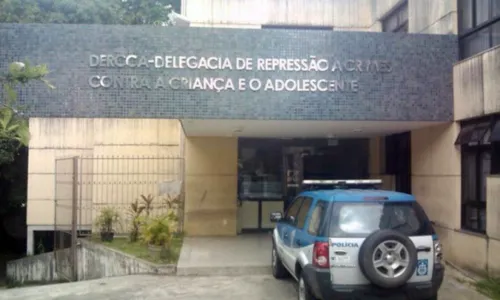 
				
					Policial suspeito de envolvimento no sequestro do filho em escola de Salvador é afastado do serviço
				
				