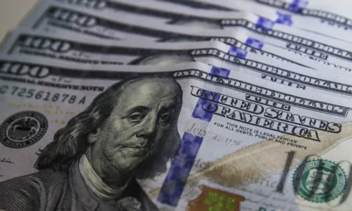 
				
					Dólar cai para R$ 5,16 um dia após segundo turno das eleições
				
				