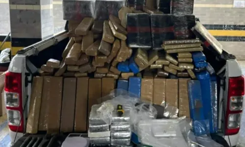 
				
					Operação policial apreende mais de 500 kg de maconha e cocaína em Salvador
				
				