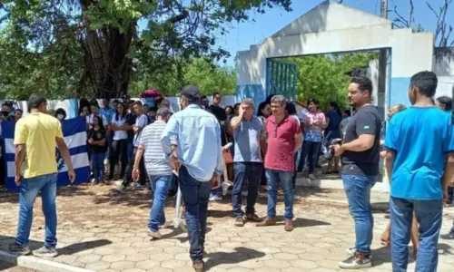 
				
					Jovem cadeirante morta em ataque a escola é sepultada na Bahia
				
				
