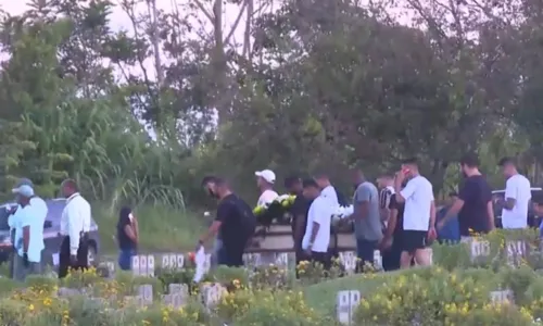 
				
					Corpo de taxista baleado durante corrida é enterrado em Salvador; passageiro segue internado
				
				