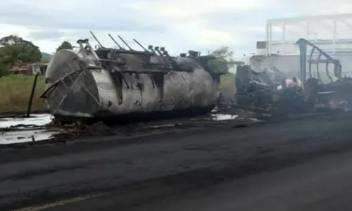 
				
					Motoristas de duas carretas morrem carbonizados após colisão na BR-415, sul da Bahia
				
				