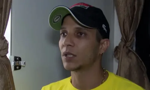 
				
					'Ameaçaram cortar meu dedinho', diz influenciador sequestrado na Bahia
				
				
