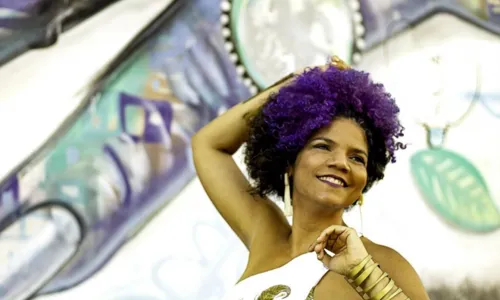 
				
					Cantora Juliana Ribeiro promove projeto cultural que leva oficinas de música e literatura a escolas baianas
				
				