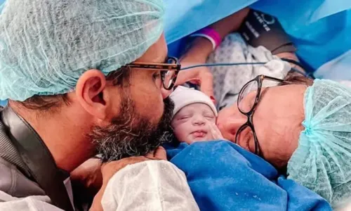 
				
					Esposa de Juliano Cazarré comemora sucesso de cirurgia da filha recém nascida: 'Ela está bem'
				
				