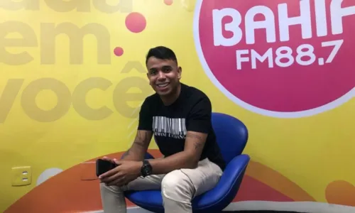 
				
					Léo Marques comemora carreira como cantor e confirma ter visto ménage na 'Farofa da Gkay': 'Fiquei com minha boquinha calada'
				
				