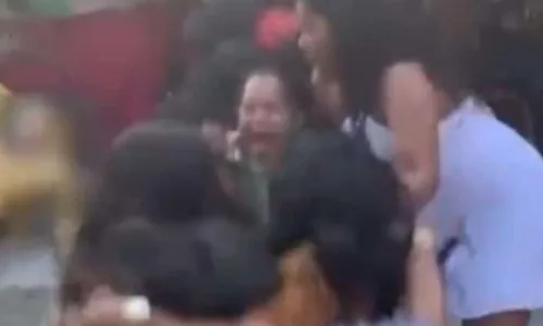 
				
					Mulheres caem em fossa após chão ceder durante festa na Bahia
				
				