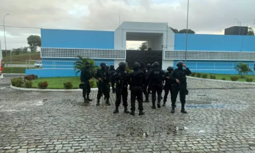
				
					Monitores de ressocialização são presos acusados de levar celulares e drogas para presídio na Bahia
				
				