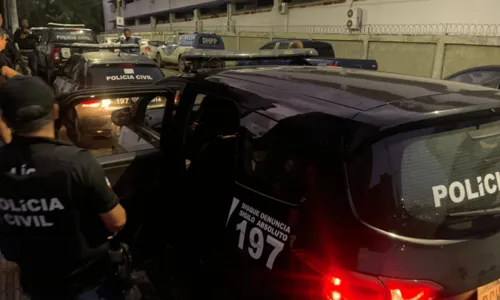 
				
					Operação policial cumpre mandados contra quadrilhas de delivery de drogas em Salvador
				
				