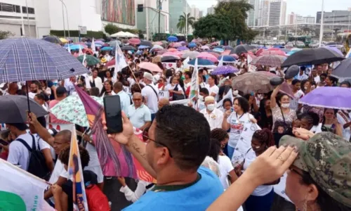 
				
					Profissionais de enfermagem fazem protesto em Salvador nesta sexta-feira
				
				