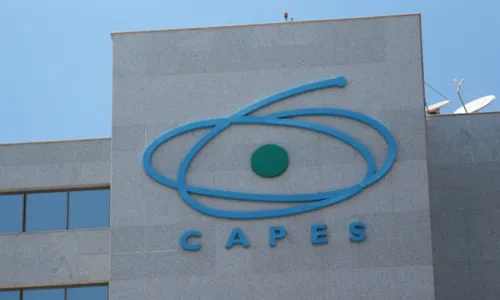 
				
					MEC libera R$ 50 milhões para pagamento de bolsas da Capes
				
				
