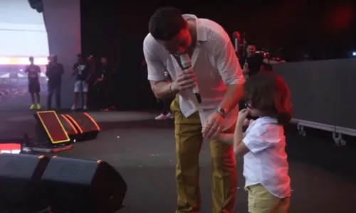
				
					Salvador Fest 2022: Safadão dança com a filha e puxa parabéns para o caçula no palco
				
				